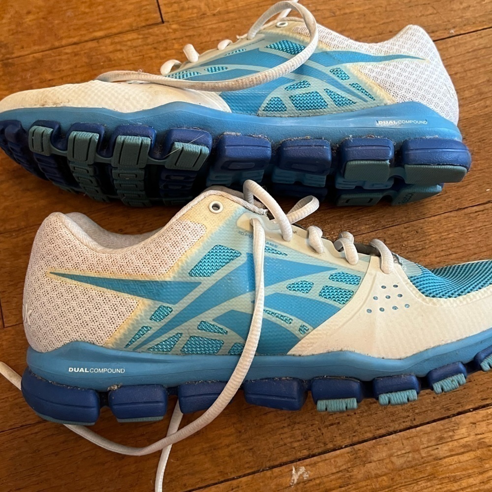 REEBOK custom-designed low sneaker, barely worn, size 8.